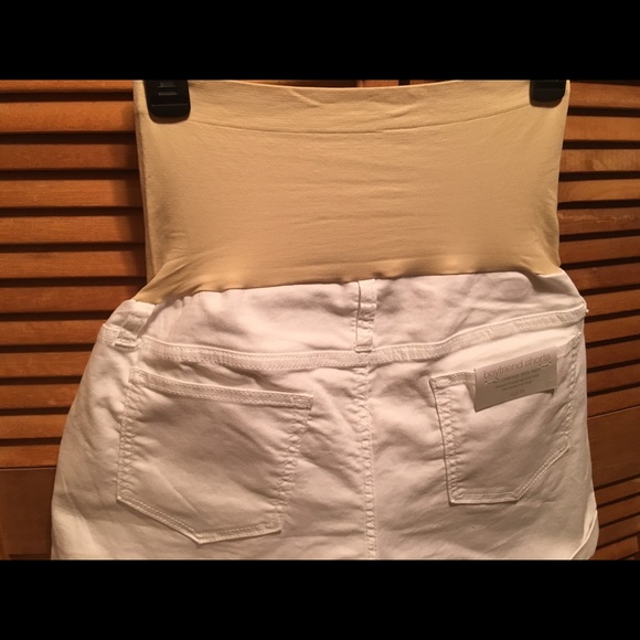 A Glow White Boyfriend Maternity Shorts - Picture 7 of 8
